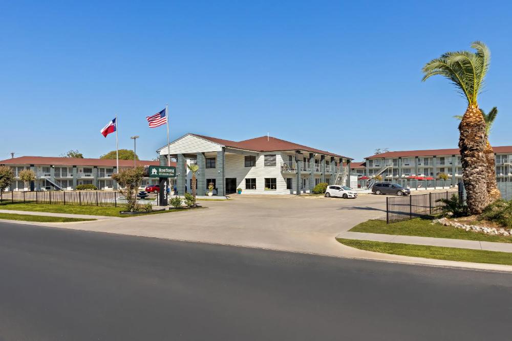 HomeTowne Studios by Red Roof San Antonio E - Frost Bank Center